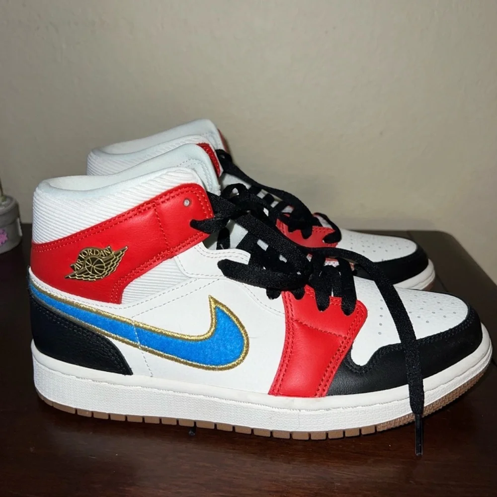 - Nike Air Jordan 1 Mid SE 